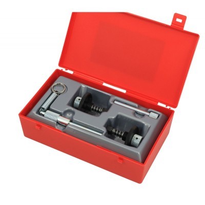 Caixa vermelha aberta com ferramentas metálicas organizadas em molde cinza