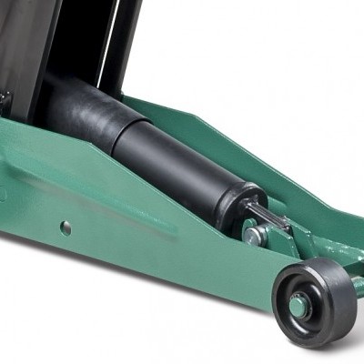 Macaco hidráulico com braço verde, pistão preto e roda preta em fundo branco