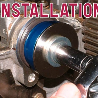 Instalação de peça mecânica azul com ferramenta manual junto a engrenagem metálica