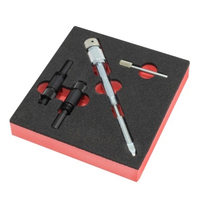 conjunto de ferramentas metálicas em base de espuma preta e vermelha