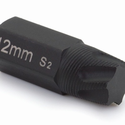 Ferramenta de metal preta com gravação 12mm S2 sobre fundo branco