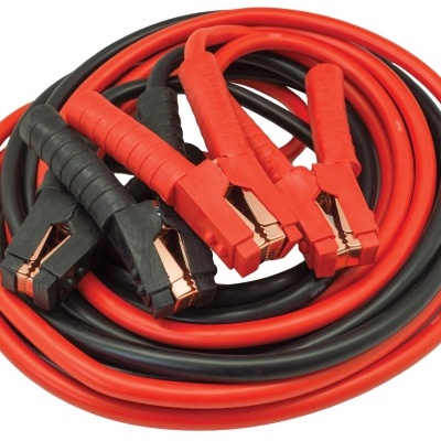 Cabos de arranque vermelhos e pretos com garras isoladas