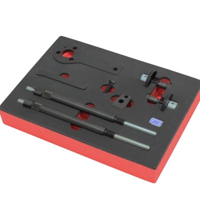 Conjunto de ferramentas metálicas pretas numa base de esponja preta e vermelha com etiqueta AST