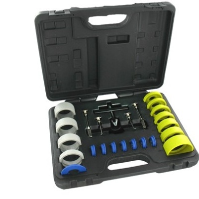 Estojo preto de ferramentas com peças plásticas brancas, azuis e amarelas organizadas no interior aberto.