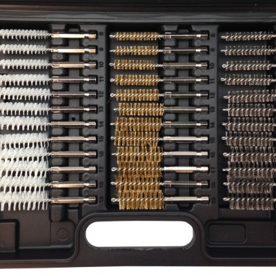 Conjunto de escovas de limpeza para armas em estojo preto com várias escovas e cabo azul e preto