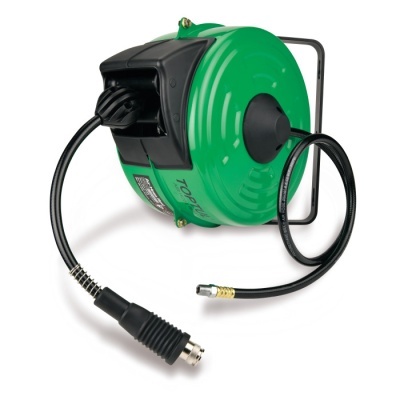 Carretel de mangueira automático verde com mangueira preta flexível e suporte metálico