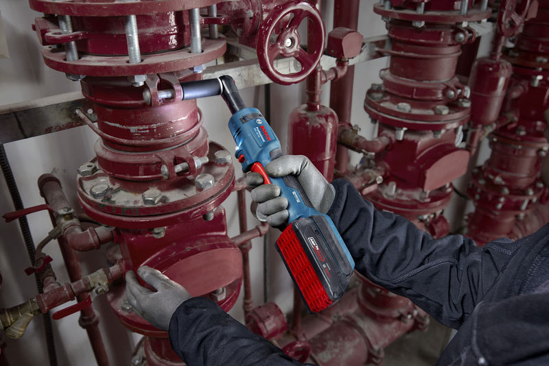 Chave de roquete sem fio GRC 18V-60 Pessoa a usar ferramenta elétrica numa tubagem vermelha