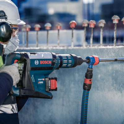 Ferramenta elétrica Bosch em uso para perfurar parede numa obra.