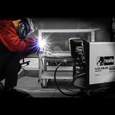 Máquina de solda TELWIN MAXIMA 230 numa oficina com soldador em ação