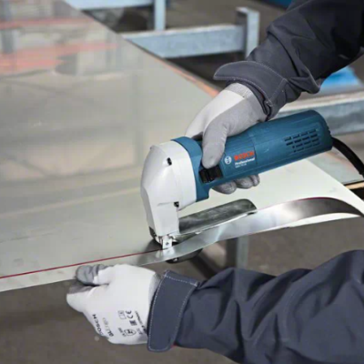 Máquina de corte Bosch a cortar chapa metálica prateada