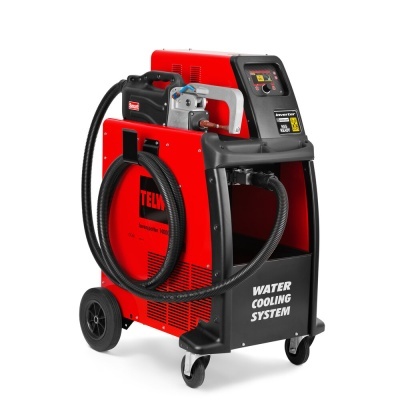 Máquina industrial vermelha e preta com rodas, mangueira e painel digital