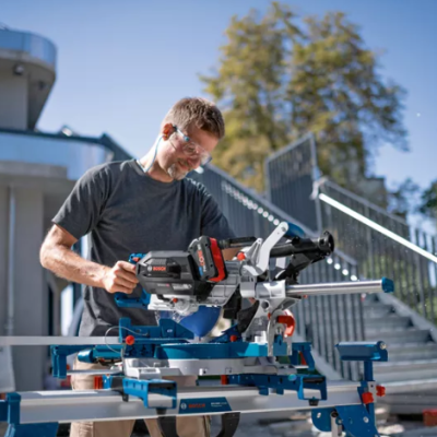 Homem a usar serra de esquadria em ambiente exterior