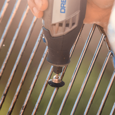 Ferramenta elétrica DREMEL a limpar grelha metálica