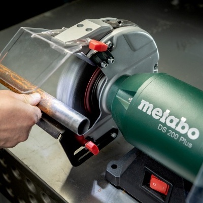 Máquina de desbaste Metabo DS 200 Plus a desbastar peça metálica cilíndrica