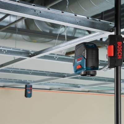 Nível a laser Bosch montado em teto metálico interior