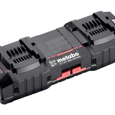 Carregador de bateria Metabo preto com dois compartimentos de carga