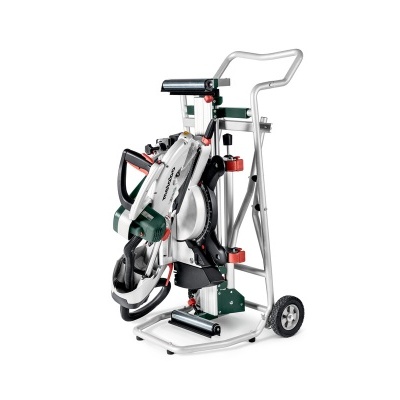 Máquina de serrar portátil sobre fundo branco