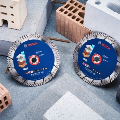Discos de corte Bosch azuis entre blocos de construção de cimento e tijolos variados