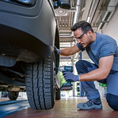 Homem a reparar pneu de carro em oficina