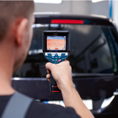 Termovisor BOSCH a mostrar imagem térmica apontado a viatura preta numa oficina