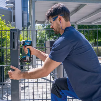 Homem a montar portão metálico com parafusadeira Bosch