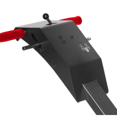 Dispositivo metálico preto com alças vermelhas e símbolo branco