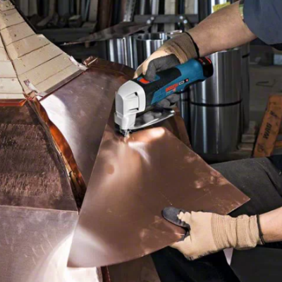 Pessoa cortando chapa de metal cobre com rebarbadora Bosch
