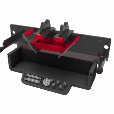 Ferramenta em plástico preto e vermelho com botões e alavancas