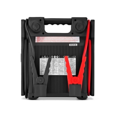 Carregador portátil de bateria com cabos preto e vermelho com garras e etiquetas técnicas