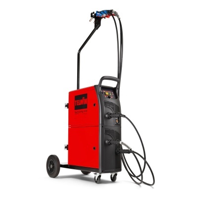 Equipamento de soldadura vermelho e preto da marca TELWIN com rodas e pistola de soldadura suspensa