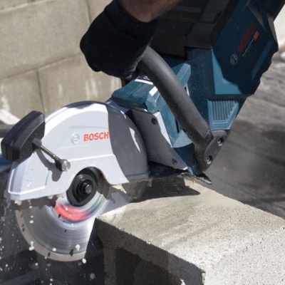 Máquina de cortar BOSCH a cortar bloco de cimento numa obra