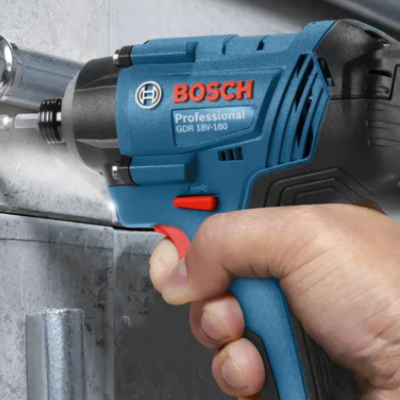 Chave de impacto BOSCH Professional azul e preta a apertar parafuso numa estrutura metálica cinza