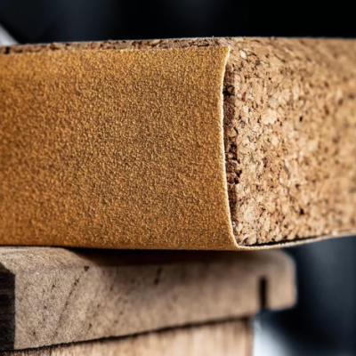 Bloco de ioga em cortiça e camurça castanha sobre bloco de madeira