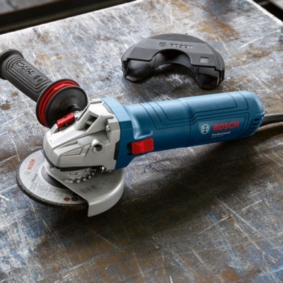 Rebarbadora azul Bosch com pega lateral preta sobre superfície metálica