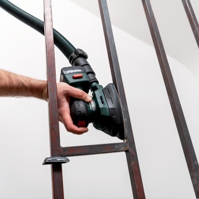 Máquina de lixamento portátil usada para lixar estrutura metálica preta