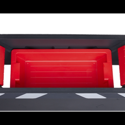 Equipamento com estrutura metálica preta e elementos vermelhos.