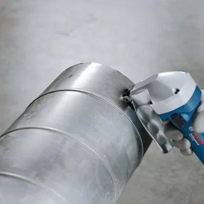 Ferramenta elétrica azul a cortar tubo metálico prateado