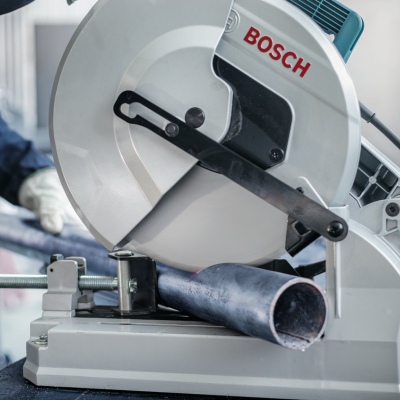 Serra de esquadria BOSCH a cortar tubo metálico preto na oficina