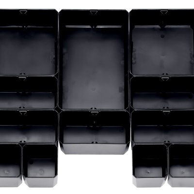 Conjunto de caixas pretas de plástico de vários tamanhos alinhadas