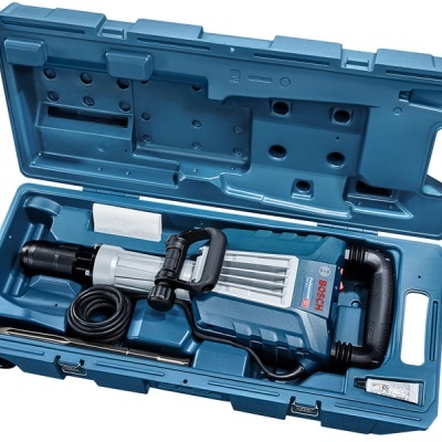 Ferramenta elétrica Bosch em caixa azul com cabo