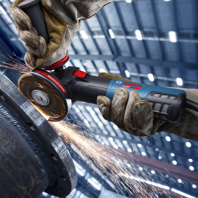 Rebarbadora elétrica Bosch azul e preta em uso num ambiente industrial