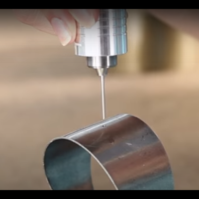 Dispositivo metálico fino sobre molde cilíndrico prateado