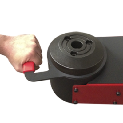 Mão segurando alavanca vermelha em máquina metálica preta e vermelha