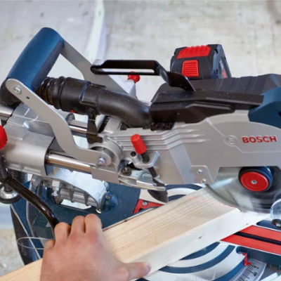 Serra Bosch a cortar madeira numa bancada