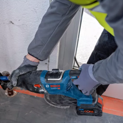 Ferramenta elétrica Bosch azul modelo GSA 18 V-LI em uso junto a uma porta.