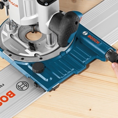 Máquina de embutir Bosch com base e fita metálica etiquetada