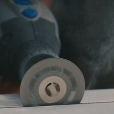 Dispositivo elétrico a polir superfície branca com poeira no ar