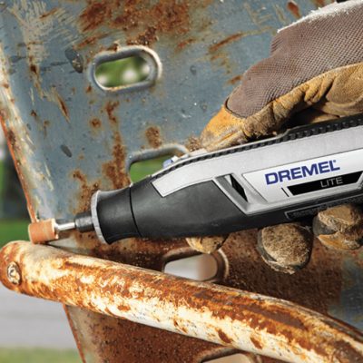 Dispositivo rotativo Dremel Lite a polir metal enferrujado com mão com luva