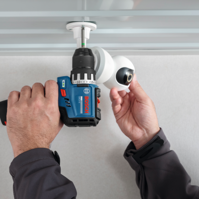 Parafusadora Bosch a instalar câmara de segurança no teto