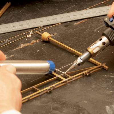 Soldadura precisa de fios metálicos com ferramenta e régua